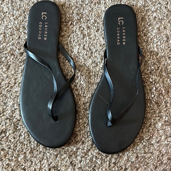 LC Lauren Conrad Shoes - Black flip flops